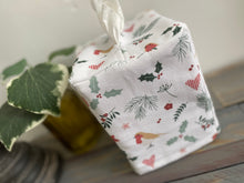 Load image into Gallery viewer, Tissue Box cover - Linen and Rose Christmas
