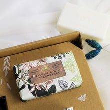 Load image into Gallery viewer, Delux Gift set - English Soap Company - Jasmine and Wild Strawberry
