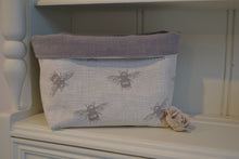 Load image into Gallery viewer, Fabric Basket - Natural Bee with linen lining - 6&quot; x 9&quot;
